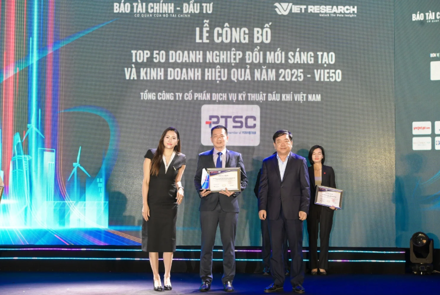 Mr. Nguyen Xuan Ngoc - Member of PTSC Board of Directors representing the enterprise received the honor